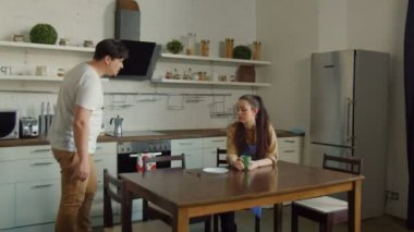 Genç çift mutfakta kahvaltı sırasında küfür