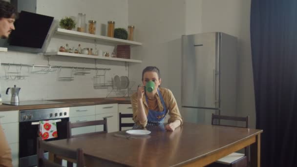 Married couple arguing during breakfast at home — Stock Video