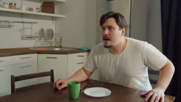 Homem irritado gritando, mulher ameaçadora na cozinha — Vídeo de Stock