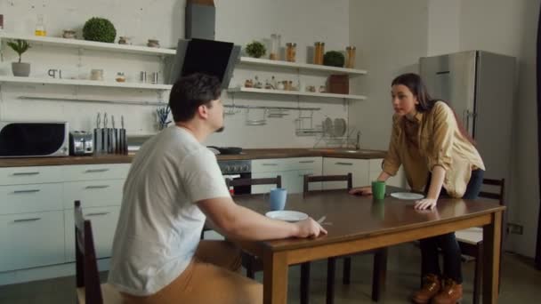Diverso casal brigando na mesa da cozinha — Vídeo de Stock