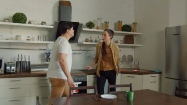 Ev mutfak kadın saldıran agresif adam