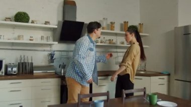 Adam kısmında mutfakta mücadele veren kadın