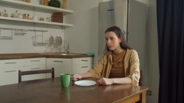 Mujer agresiva gritándole al hombre en la cocina casera — Vídeos de Stock