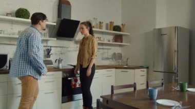 Adam kadını vurmaya tehdit yumruk el ile