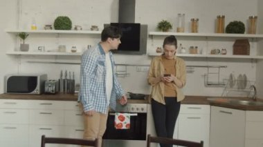 Karı alıcı koca sevgilisi telefon sohbet
