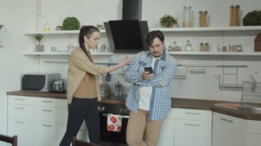 Kadın adam telefon mutfak tarafından hile bulma
