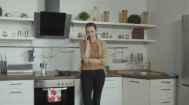 Kıskanç adam dinleme kadın cep telefonundan sohbet