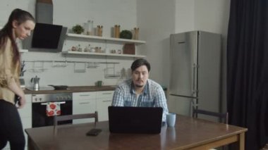 Karısı yakaladı adam metresi ile online sohbet