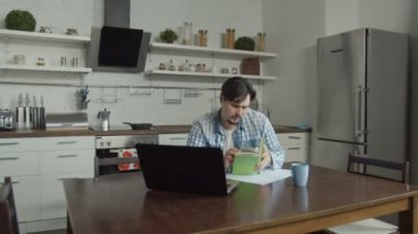 Tahliye okuma evli çift mutfakta dikkat edin.