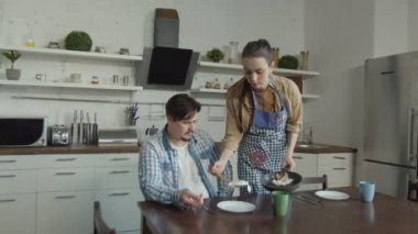 Mutfakta kahvaltı reddederek titiz adam