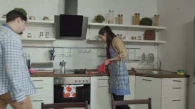 Mutfakta pişmemiş gıda üzerinde savunarak Çift