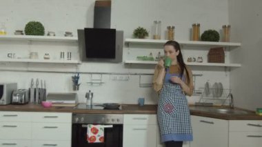 Deli adam zorbalık karısı ev mutfak bıçak