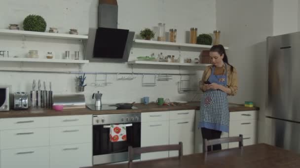 Atrasado para o trabalho homem à procura de lancheira na cozinha — Vídeo de Stock