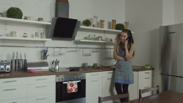 Hombre borracho encontrando esposa hablando por teléfono en la cocina — Vídeo de stock