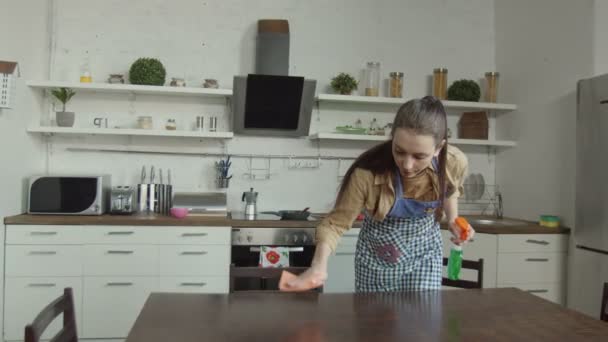Tipsy hombre atacando esposa para reprender en la cocina — Vídeos de Stock