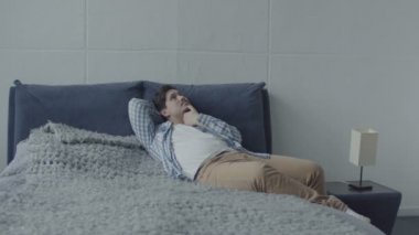 Tembel adam karısı meşgul olmakla birlikte rüya yatakta yatarken