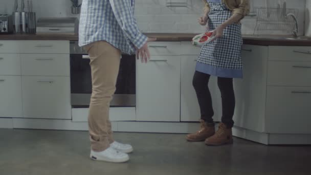 Manos femeninas rompiendo la placa en el suelo de la cocina — Vídeo de stock