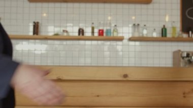 Kafede toplantıda iki iş kadını el sıkışması
