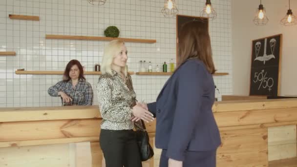 Mujeres de negocios adultas apretón de manos reunión en la cafetería — Vídeo de stock