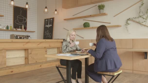 Serveuse apportant facture à boire du café femelles — Video