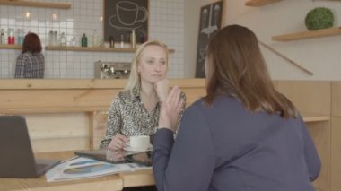 Cafe müşteri ile iletişim kadın danışman