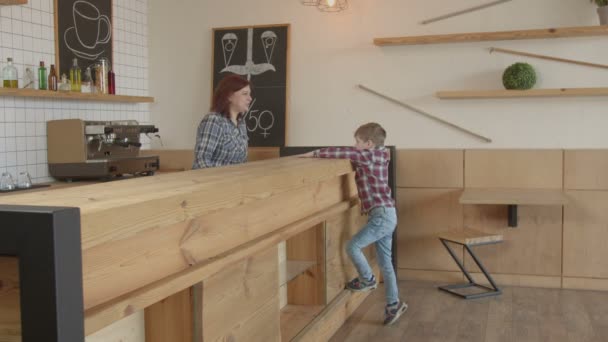 Adorable chico haciendo orden a camarera en cafetería — Vídeos de Stock