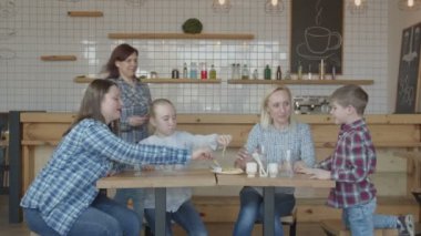 Garson Cafe kadın toplantıya Bill getiren