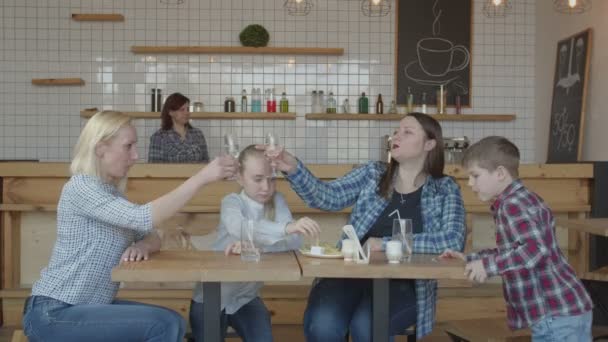 Feliz por conhecer mulheres com crianças no café — Vídeo de Stock