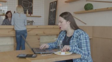 Kafede laptop güven Freelancer ağ