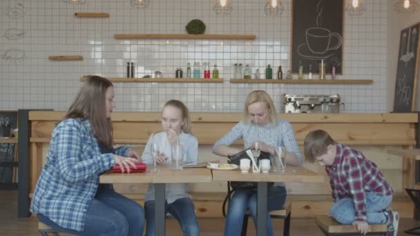 Vrouwelijke vriend te betalen totale factuur in Coffee Shop — Stockvideo