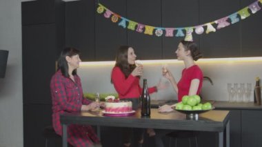 Neşeli kadınlar tost, doğum günü partisinde gülüyor