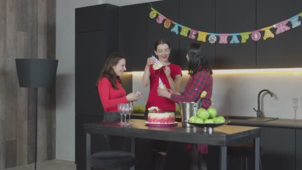 Femmes heureuses portant des chapeaux de fête à la maison Anniversaire — Video