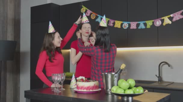 Verzorgende moeder betere hoeden voor dochters op verjaardag — Stockvideo