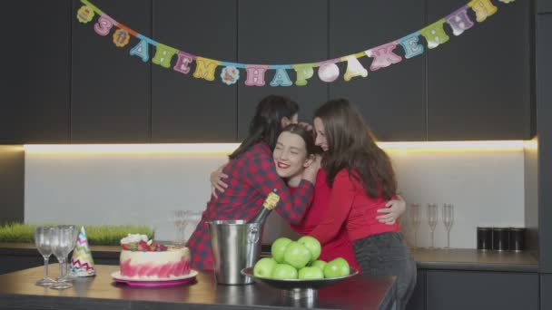Vrolijke vrouwen omarmen, zoenen op verjaardagsfeestje — Stockvideo