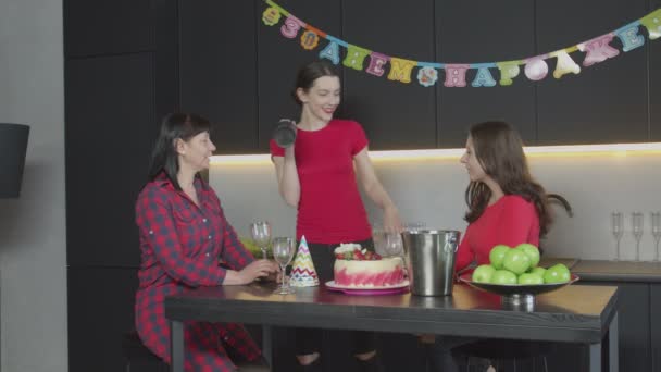 Женщина приносит шампанское гостям на домашней вечеринке — стоковое видео