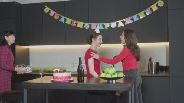 Agréable surprise pour une femme adulte à son anniversaire — Video