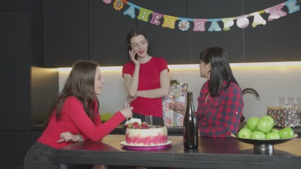 Cumprimentos de aniversário por telefone para mulher na festa em casa — Vídeo de Stock