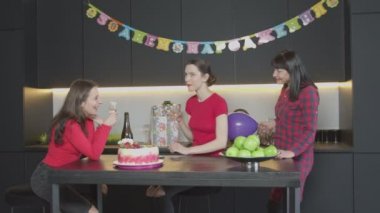 Sisters sohbet, tost, partide anne görmezden