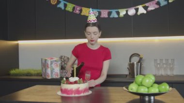 Üzgün yalnız kadın evde Doğum günü kutluyor