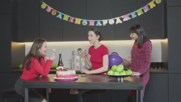 Сестры болтают, тостуют, игнорируют маму на вечеринке — стоковое видео