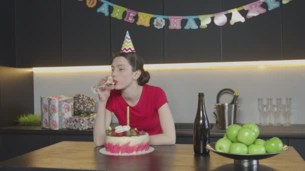 Traurige Frau mit Kegelhut feiert Geburtstag allein — Stockvideo