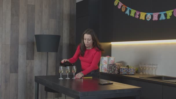 Pečující rodina připravuje překvapení pro narozeninovou oslavu — Stock video