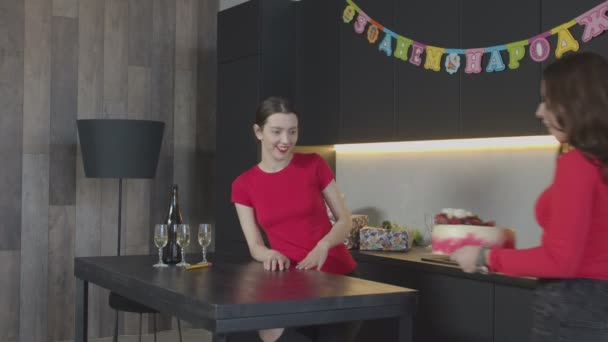 Filhas amorosas fazendo surpresa no aniversário das mães — Vídeo de Stock