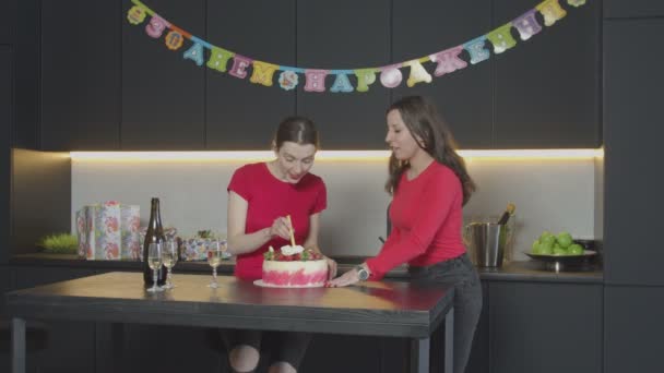 Las mujeres que se preparan para la celebración de las mamás Cumpleaños — Vídeos de Stock