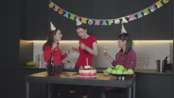 Mujeres alegres disfrutando de la celebración del cumpleaños en casa — Vídeos de Stock