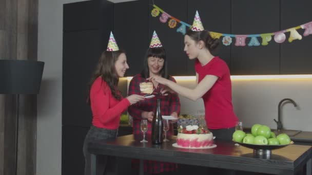 Mulher alegre colocando pedaços de bolo em pratos — Vídeo de Stock
