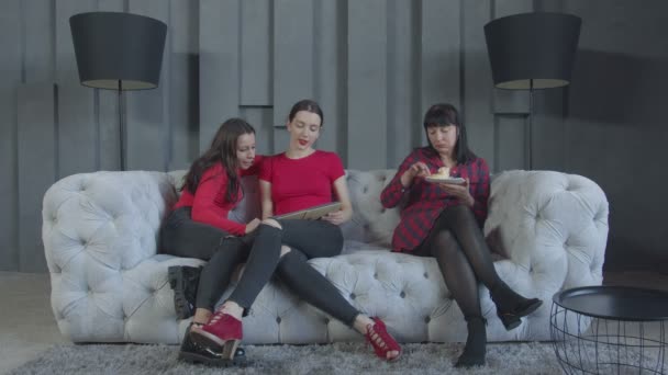 Χαρούμενες γυναίκες που χαλαρώνουν στον καναπέ μετά το πάρτι γενεθλίων — Αρχείο Βίντεο