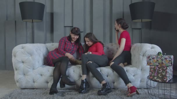Mulheres alegres relaxando no sofá no quarto doméstico — Vídeo de Stock