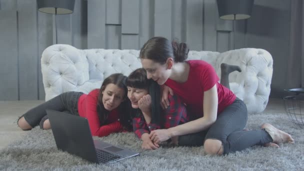 Mujeres positivas viendo videos tomados en la infancia — Vídeo de stock