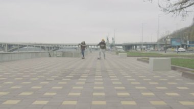 Binicilik sırasında telefonda video çekimi genç patenciler